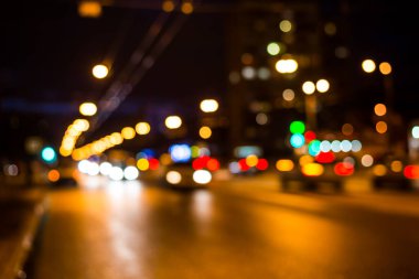 Yağmurdan sonra şehir manzarası, yolda giden araba...