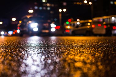 Yağmurdan sonra şehir manzarası, yolda giden araba...