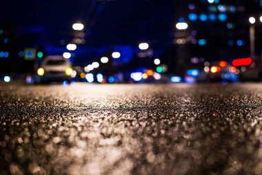 Yağmurdan sonra şehir manzarası, yolda giden araba...