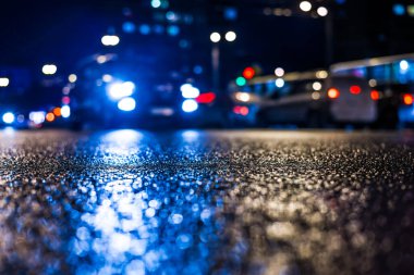 Yağmurdan sonra şehir manzarası, yolda giden araba...