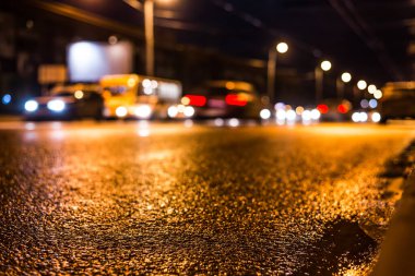 Gece üstüne yağmur, kaldırımdaki yarış arabasının manzarası...