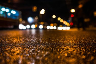 Gece üstüne yağmur, yandan gelen arabaların manzarası.