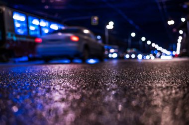 Gece üstüne yağmur, kaldırımdaki yarış arabasının manzarası...