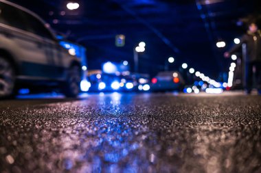 Gece hayatı, adam kenarda oylama yapan bir taksiye biner.