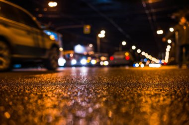 Gece hayatı, adam kenarda oylama yapan bir taksiye biner.