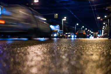 Gece üstüne yağmur, ay üzerine arabanın düştüğü yol.