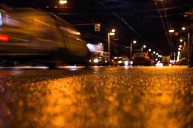 Gece üstüne yağmur, ay üzerine arabanın düştüğü yol.