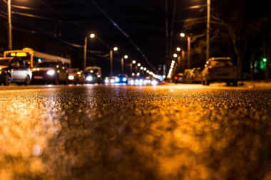 Gece üstüne yağmur, yoldan geçen arabaların manzarası.