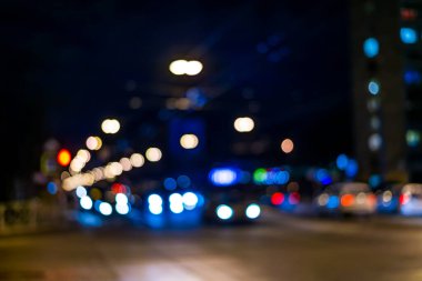 Yağmurdan sonra şehir manzarası, yolda giden araba...