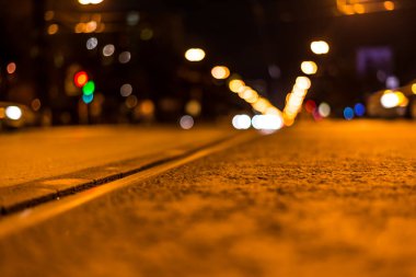 Raylı gece otoyolu, üzerinden arabalar geçiyor. 0 seviyesinden görüntüle