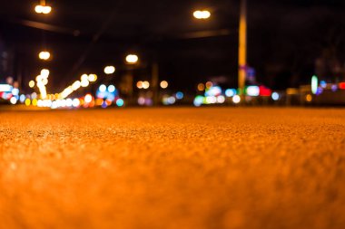 Gece şehir manzarası, yolda araba sürüşü. Görünüm fro