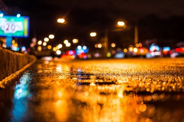 Gece gündüz yağmur yağıyor, kaldırımdaki arabaların akışını görüyorum.