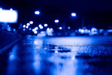 Gece gündüz yağmur yağıyor, kaldırımdaki arabaların akışını görüyorum.