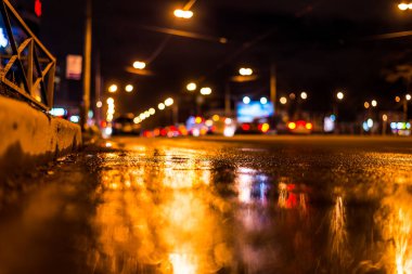 Her gece yağmur yağıyor. Yoğun otoyolun gece görüşü. 