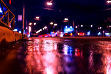 Her gece yağmur yağıyor. Yoğun otoyolun gece görüşü. 