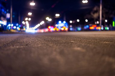 Gece şehir manzarası, yolda araba sürüşü. Görünüm fro