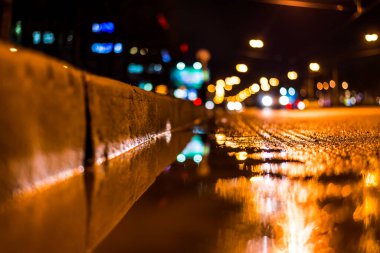 Her gece yağmur yağdığında, yol kenarındaki araba manzarası...