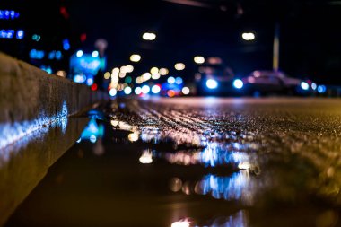 Her gece yağmur yağar, her gece şehrin yansıması olur. 