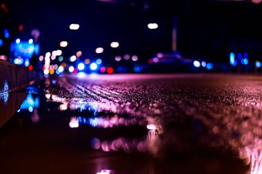 Her gece yağmur yağıyor, yoldan geçen arabaları görüyorum.