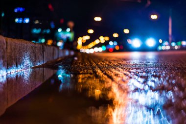 Her gece yağmur yağar, her gece şehrin yansıması olur. 