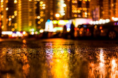 Gece manzarası, yağmurdan sonra asfalta yansıyan ışıklar..