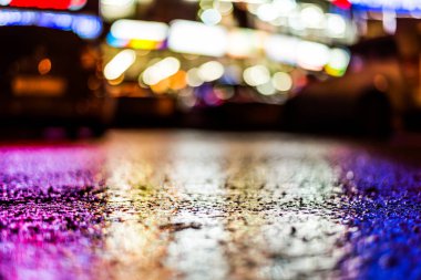 Yağmurdan sonra vitrinler ıslak asfalta yansıyor. F Görüntüle