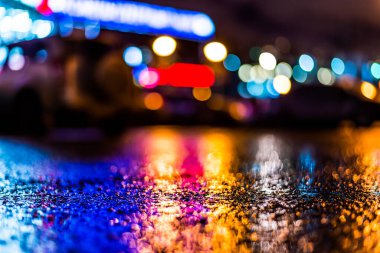 Yağmurdan sonra vitrinler ıslak asfalta yansıyor. F Görüntüle