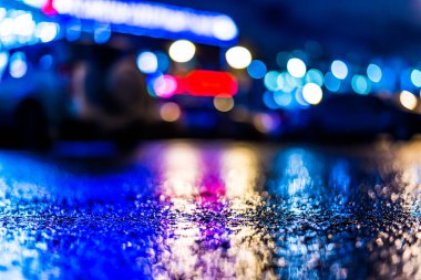 Yağmurdan sonra vitrinler ıslak asfalta yansıyor. F Görüntüle