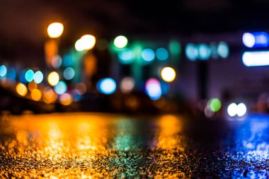 Yağmurdan sonra vitrinler ıslak asfalta yansıyor. F Görüntüle