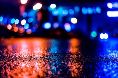 Yağmurdan sonra vitrinler ıslak asfalta yansıyor. F Görüntüle