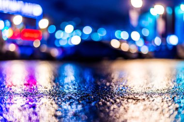 Yağmurdan sonra vitrinler ıslak asfalta yansıyor. F Görüntüle