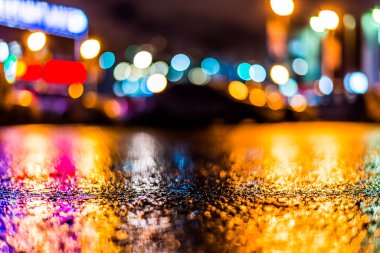 Yağmurdan sonra vitrinler ıslak asfalta yansıyor. F Görüntüle