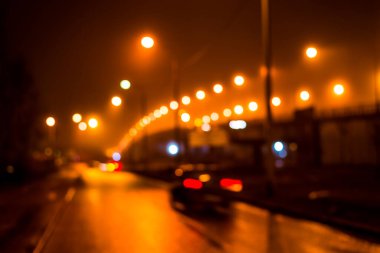 Şehir gece lambaları, yol köprüsü, sisli ışıklar. 