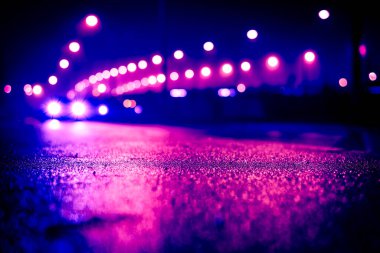 Şehir gece lambaları, yol köprüsü ışıklar ve hareket halindeki araba.