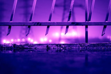 Gece manzarasına karşı demir çit