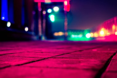 Renkli vitrinler. Asfalt seviyesinden görüntüle