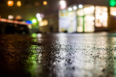 Yağmurdan sonra vitrinler ıslak asfalta yansıyor. F Görüntüle