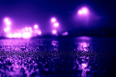 Şehir gece lambaları, gece caddesi ve mesafeye uzanan