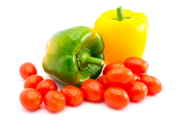 Pimentos Amarelos Verdes Com Muitos Tomates Cereja Uma Branca — Fotografia de Stock