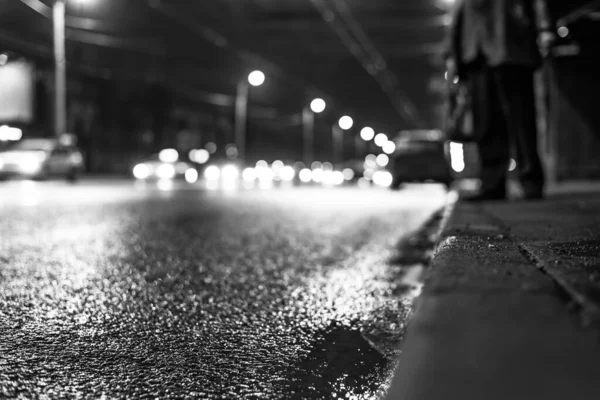 Vida Nocturna Gente Esperando Transporte Una Parada Tráfico — Foto de Stock