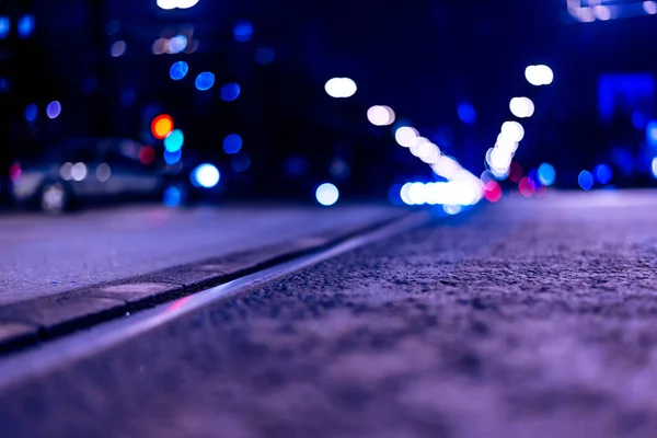 Estrada Nocturna Com Carris Carros Passam Por Cima Vista Nível — Fotografia de Stock