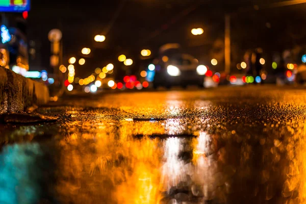 Ciudad Noche Después Lluvia Vista Del Flujo Coches Desde Acera — Foto de Stock