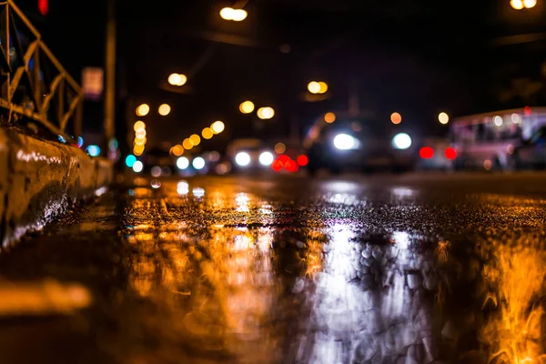 Ciudad Noche Después Lluvia Vista Del Flujo Coches Desde Acera — Foto de Stock