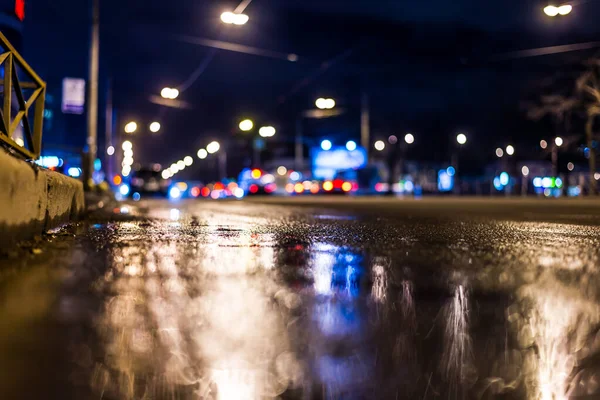 雨の後の夜の街は 忙しい高速道路の夜景から — ストック写真