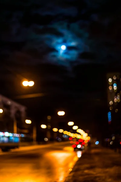 雨后的夜城 月亮掠过了汽车行驶的道路 — 图库照片