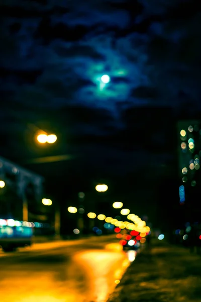 Ciudad Nocturna Después Lluvia Luna Sobre Carretera Que Coche — Foto de Stock