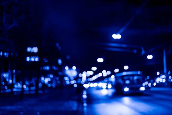 Widok Miasto Nocy Deszczu Autobus Jadący — Zdjęcie stockowe
