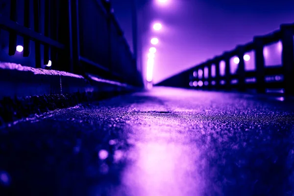 Λαμπερά Φώτα Της Πόλης Νύχτα Περπατήστε Στη Γέφυρα — Φωτογραφία Αρχείου