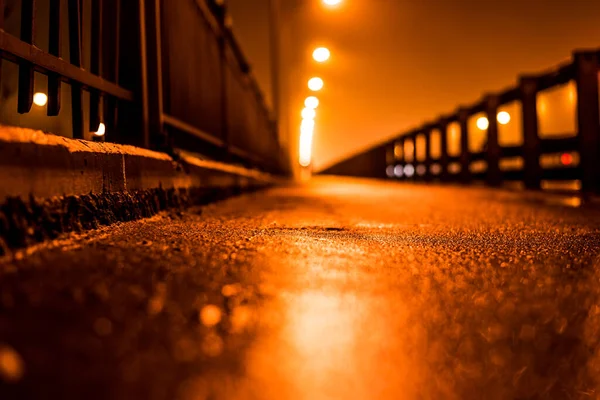 Geceleri Şehrin Parlak Işıkları Köprüden Geçer — Stok fotoğraf
