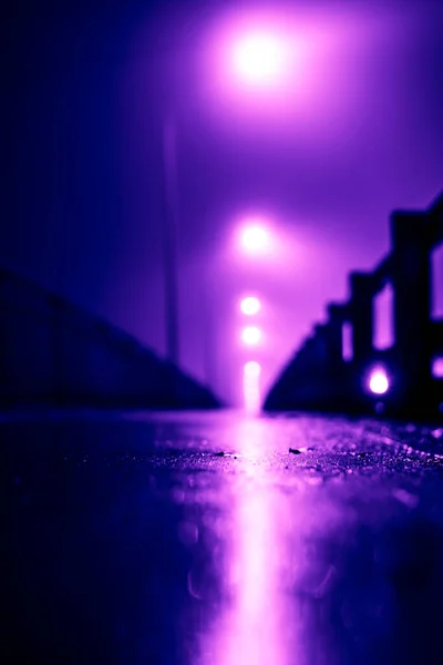 都市の夜のライト 雨の痕跡を持つ道路橋 — ストック写真